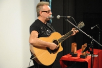 Il cantautore León Gieco durante la serata conclusiva del XXV Fetival